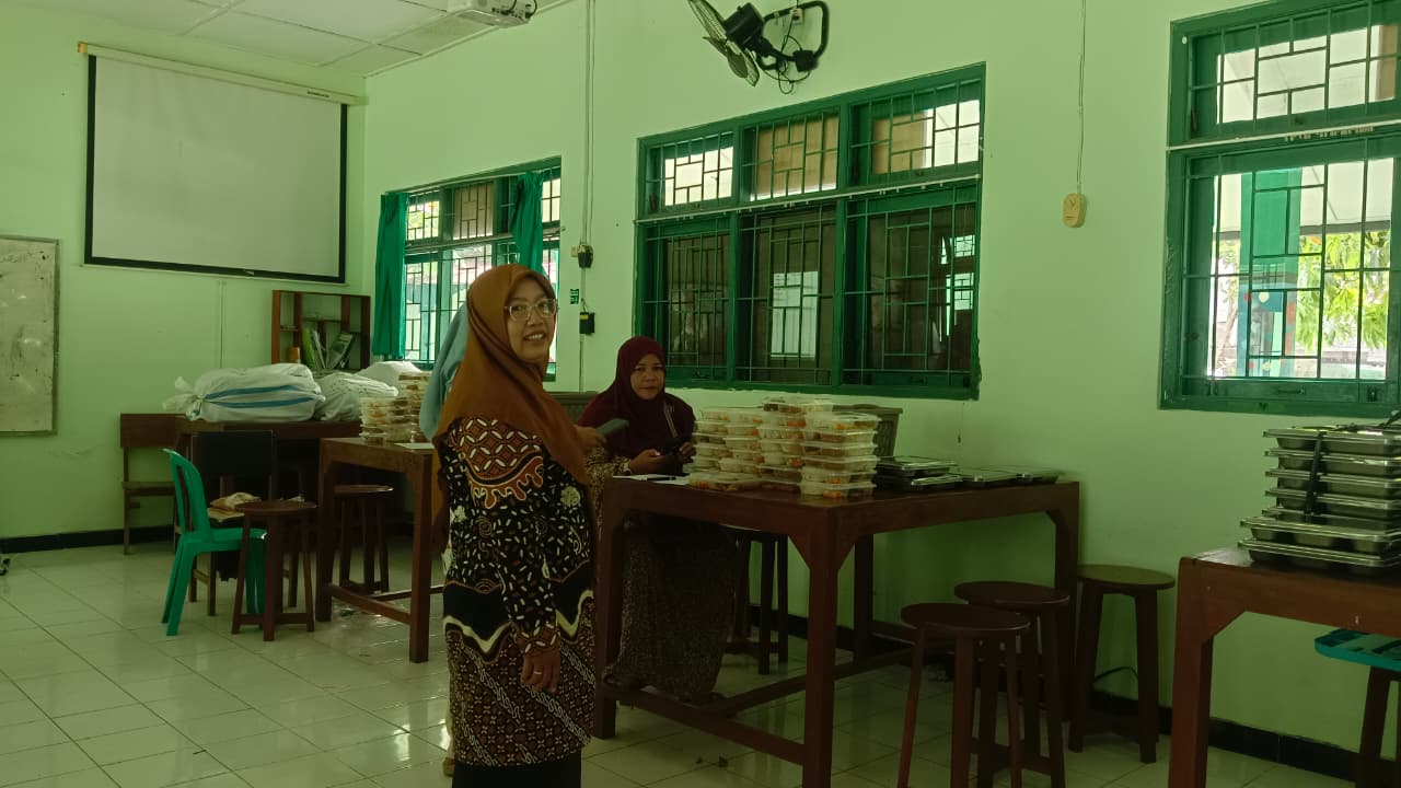 Meski Siswa Terpencar Kegiatan, Distribusi MBG oleh POT di MTsN 9 Bantul Tetap Lancar
